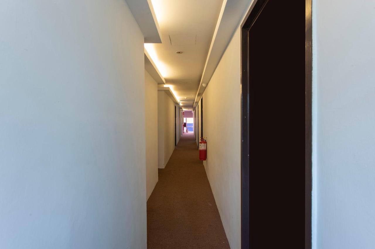 Oyo 90403 North City Hotel Джохор-Бару Экстерьер фото